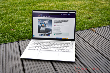 Ninkear S14 outdoors (cloudy sky)