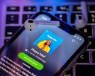 Users with a free Spotify account can finally select songs directly. (Image source: omid armin)