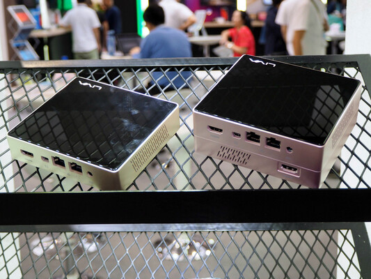 The variant with a 2.5-inch HDD bay on the right (Source: Hermitage Akihabara)