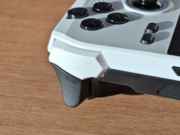 ...and smaller shoulder buttons as well as triggers, which affects the comfort. (image source: Notebookcheck)