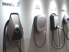 Electric cars and other devices require safe and energy-dense batteries (Image source: HookyungLee via Pixabay)