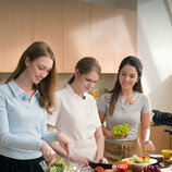 The DJI Mic Mini 2S in recording action during a cooking show.