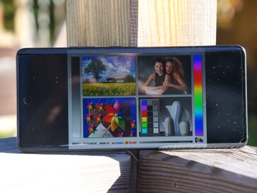 The Edge 30 Fusion's panel has plenty of brightness reserves for outdoor use