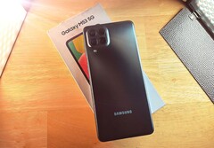 The Samsung Galaxy M53 looks stylish, is sturdy, large and relatively light. But it has a hard time determining its position.