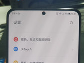 The Lenovo Z5s sports its punch-hole cutout in the top center of the device. (Source: Pocket now)