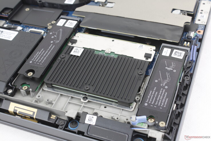 The two M.2 2280 SSD slots sit adjacent to the CAMM2 module