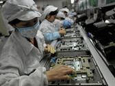 Workers at a Foxconn factory in Shenzhen, China. (Source: AFP/AFP/Getty Images)