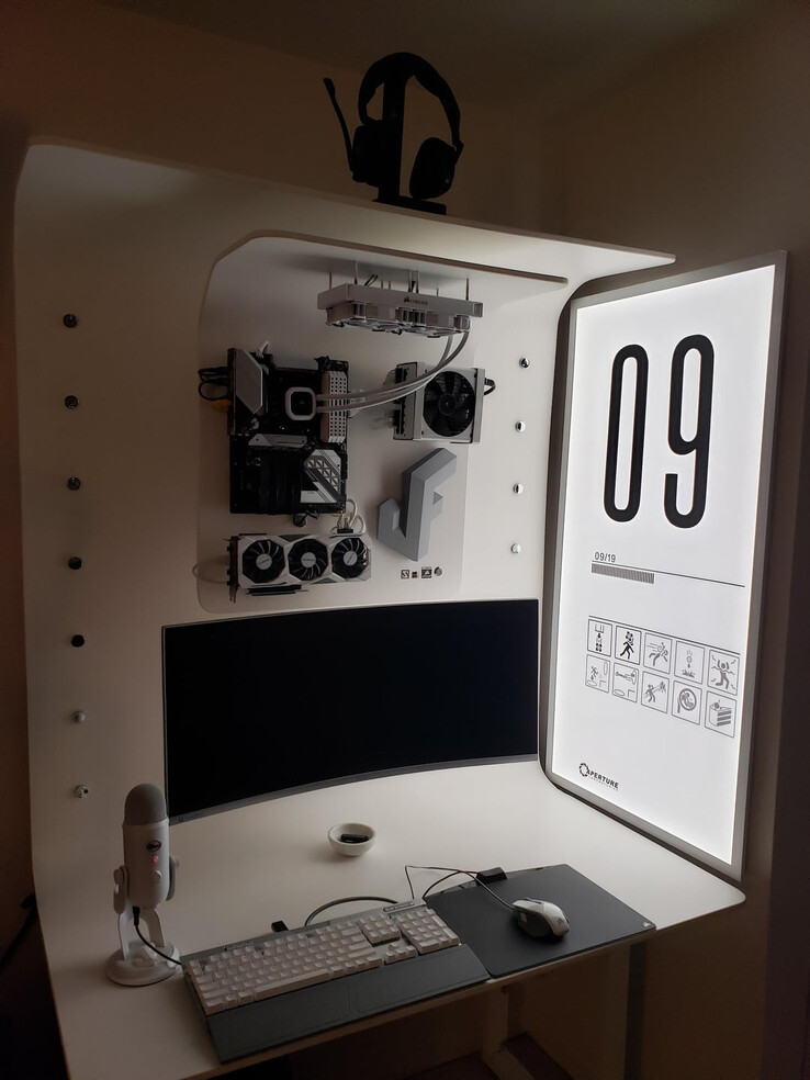 (Image source: u/justinfogarty via r/battlestations)