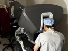 First U.S. robotic heart transplant demonstrates a new surgical frontier. Pictured: Dr. Kenneth Liao using the same surgical robot used for the surgery (Image source: BCM)