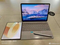 The Vivo X Fold almost looks as large as the Vivo Pad. (Image source: Weibo)