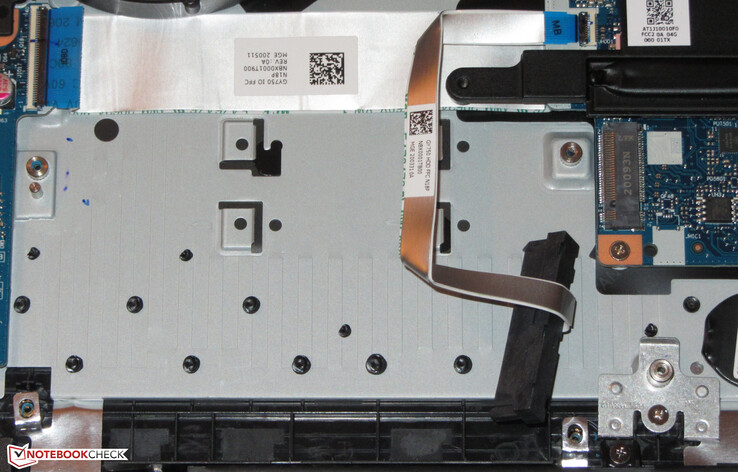 If the 2.5-inch drive frame is removed, a second NVMe SSD can be inserted alternatively. The thread necessary to fasten the SSD (bottom right corner) can be moved, allowing you to use SSDs of various lengths.