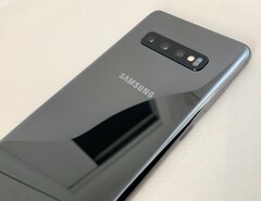 The Samsung Galaxy S10+ in Ceramic Black, 8 GB RAM and 512 GB storage. (Source: Notebookcheck)