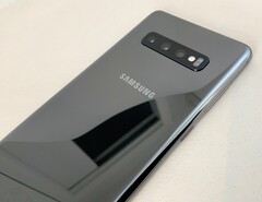 The Samsung Galaxy S10+ in Ceramic Black, 8 GB RAM and 512 GB storage. (Source: Notebookcheck) The Samsung Galaxy S10+ in Ceramic Black, 8 GB RAM and 512 GB storage. (Source: Notebookcheck)