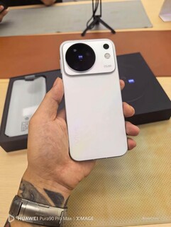 Hands-on photo of the upcoming Vivo X500