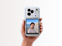 The Vivo X500 with the Snap Screen accessory and a magnetic case.