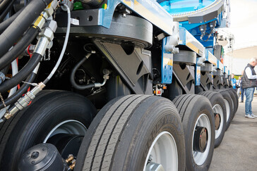 Rotating the axles outward increases the track width by 300 mm (11.8 inches)