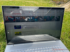 The highly reflective display of the HP Envy 17 in the sun