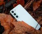 Samsung Galaxy S22 (Image Source: Joshua Katt, Unsplash)