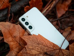 Samsung Galaxy S22 (Image Source: Joshua Katt, Unsplash)