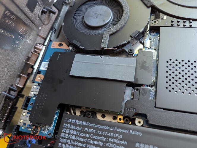 Screwed-in XMG cooling plate with contact pads to the chassis