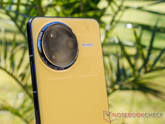 The Poco F7 Ultra will be available in black and yellow colorways (Image source: Notebookcheck)