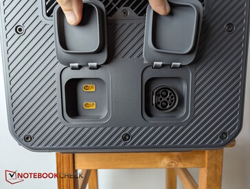 Right: 2x XT60 (12 - 60 V, max. 20 A), P090D-DC (connection SolarX 4K or battery packs)