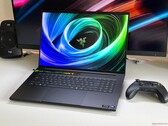 Razer Blade 18 with Xbox Wireless controller. (Image source: Notebookcheck)