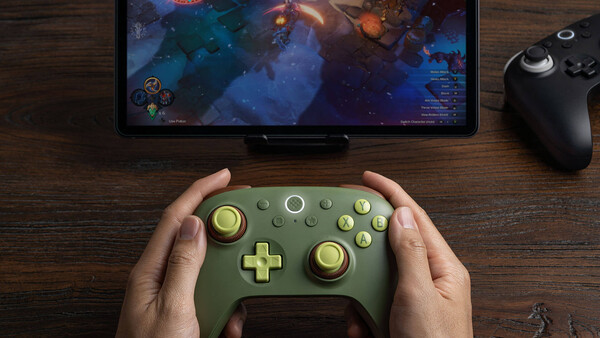 The Ultimate 3C+ wireless controller has dual force rings.