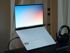 The Asus ROG Zephyrus G14 (2025) looks quite sleek in the Platinum White colorway. (Image source: Alex Waetzel for Notebookcheck)