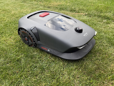 Mova 1000 in the robotic lawnmower test. (Image source: Marcus Schwarten / Notebookcheck)
