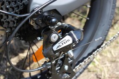 It is equipped with a Shimano Altus derailleur