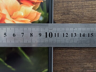 Very narrow side bezels