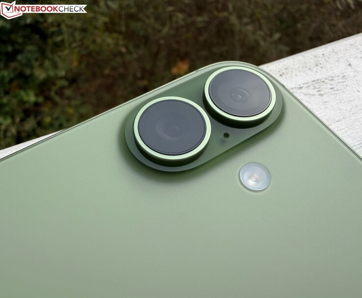 Rear dual-camera module on the green iPhone 17e (Image source: Notebookcheck)