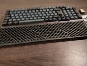 The wrist rest is made of comfortable rubber, but it cannot be attached. (Image source: Notebookcheck)