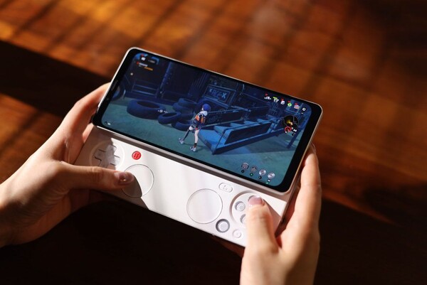 The Ayaneo Pocket Play has thick top and bottom bezels. (Image source: Ayaneo)