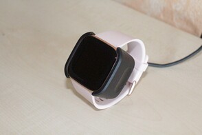 Versa 2는 충전 도크에 부착되었습니다