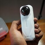 The Insta360 X5 Satin White Limited Edition (Image source: Abhinav Fating/Notebookcheck)