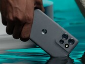The Motorola Edge 50 has a MIL-810-STD water resistance rating. (Image source: Motorola)