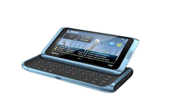 诺基亚 E7 与 Symbian^3 一起推出，但升级到了诺基亚 Belle OS。