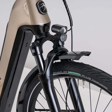 The suspension fork offers 63 millimeters of travel.