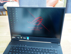 Using the ROG Zephyrus S GX502GW with sunlight shining on its display