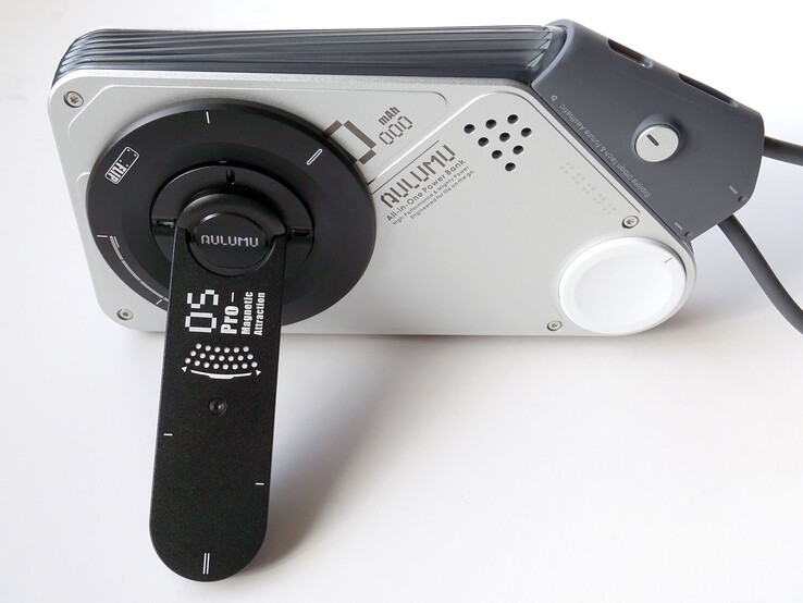 M10 power bank with an Aulumu G05 Pro multi-tool stand.