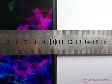 Same 4.9 mm bezel thickness as on the Blade 15