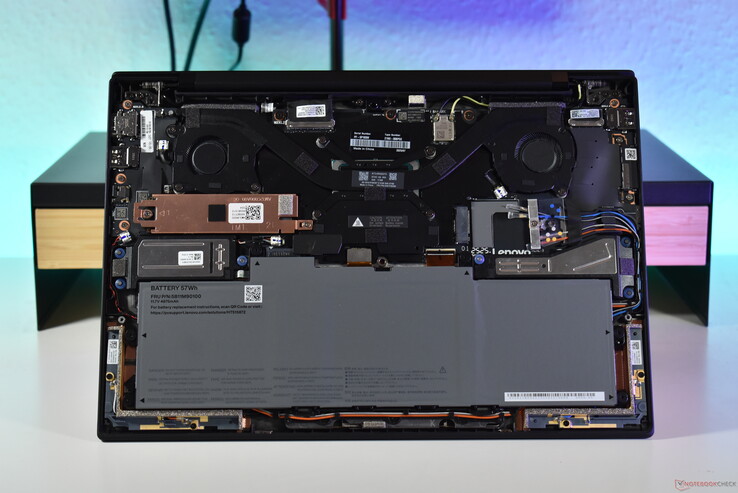 Lenovo ThinkPad X1 Carbon Gen 13: Aluminium version with 5G/WWAN antennas.