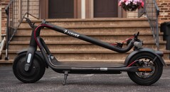 The Navee V40 e-scooter offers a top speed of up to 20 mph (32 khp) and a maximum range of 25 miles (40 km) (Image source: Navee)