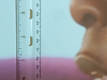 Pixels are visible at a 6-inch viewing distance but typically not beyond 3.3 ft. (Image source: Notebookcheck)