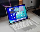 iPad Pro M5 placed on a desk with a white Magic Keyboard and Apple Pencil. (Image source: Notebookcheck)