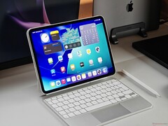 iPad Pro M5 placed on a desk with a white Magic Keyboard and Apple Pencil. (Image source: Notebookcheck)