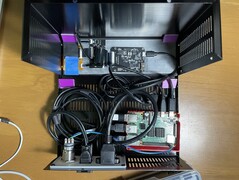 The inner circuitry showing the Raspberry Pi 4B at the heart of it all (Image source: Rodmg via Hackaday)