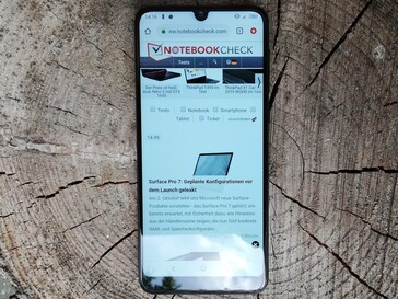 Using the Alcatel 3 (2019) outdoors